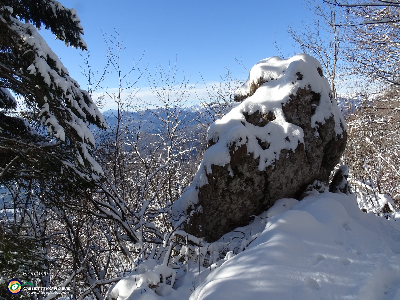 27 Roccione ricoperto di bianca neve.JPG